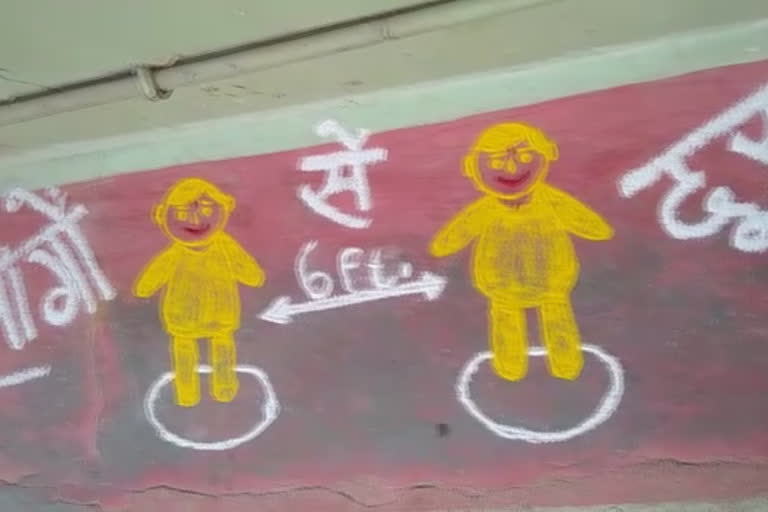 woman gave message ON Corona virus by making rangoli