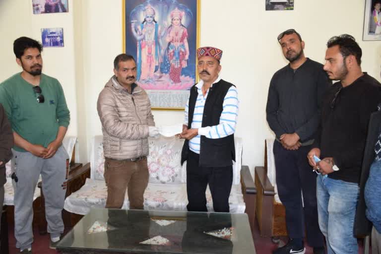 truck union kullu donated one lakh rupees to annapurna society