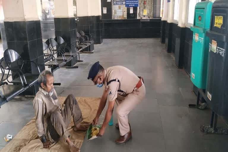 manendragarh-railway-police-is-feeding-poor-in-raipur