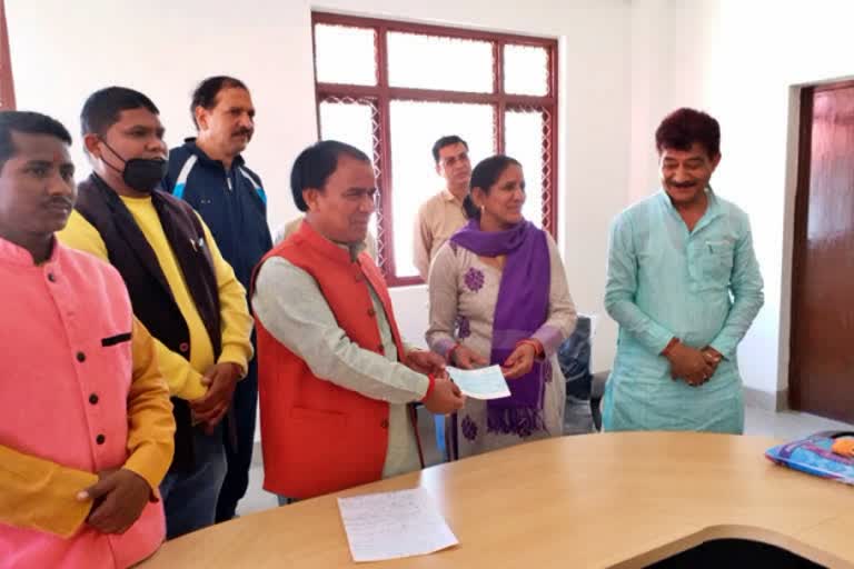 woman donates first salary of his son in cm funds-