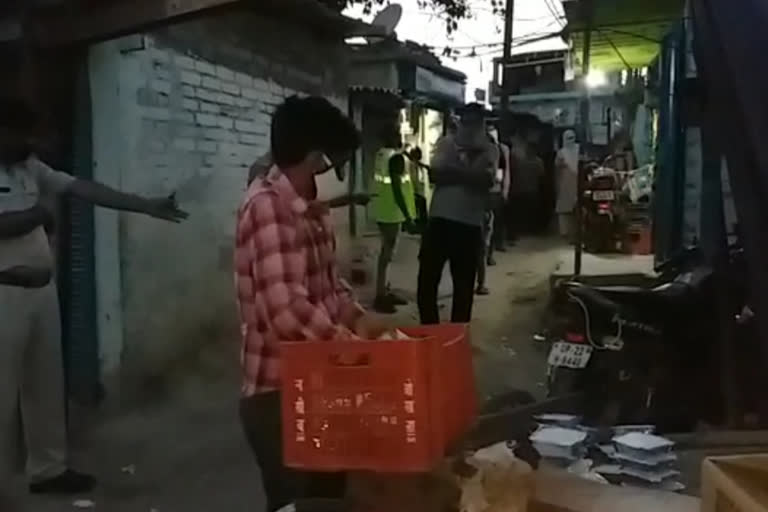 Community kitchen in noida is giving food to 20 thousand people daily during lockdown