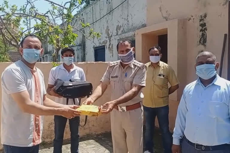 Pizza shops feed pizza to the entire police staff for free