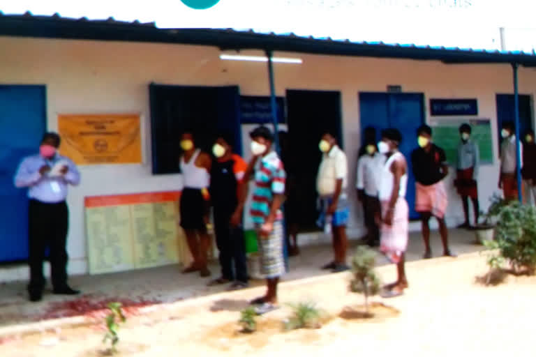 Labour assigned into work in lockdown, boudh latest news, labour working in boudh, labour officer inspects illegal work in boudh, ବୌଦ୍ଧ ଲାଟେଷ୍ଟ ନ୍ୟୁଜ୍‌, ଲକଡାଉନ ସତ୍ତ୍ବେ ଶ୍ରମିକ ନିୟୋଜନ, ବୌଦ୍ଧରେ ଶ୍ରମିକ ନିୟୋଜନ, ବୌଦ୍ଧ ଶ୍ରମ ଅଧିକାରୀଙ୍କ କାର୍ଯ୍ୟ ଯାଞ୍ଚ