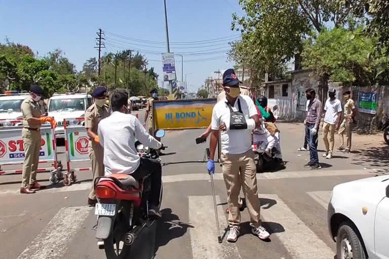 કોરોનાના લોકડાઉન વચ્ચે જોવા મળી ઘાયલ પોલીસ કર્મીની કર્મનિષ્ઠા