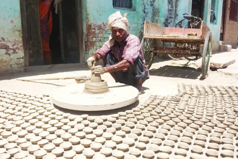 तेजी से घूमने लगे कुम्हारों के चाक