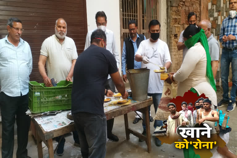 due to coronavirus Manas Naman Seva Society feeding hundreds of people in  chiraag delhi