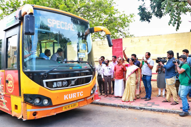 വിദഗ്‌ധ സംഘം കാസര്‍കോട്  kk shylaja flag off  kasargod doctor  ആരോഗ്യ വകുപ്പ് മന്ത്രി കെ.കെ.ശൈലജ ടീച്ചര്‍  കാസര്‍കോട് കൊവിഡ് ആശുപത്രി  വിദഗ്‌ധ സംഘം തിരുവനന്തപുരം  കാസര്‍കോട് മെഡിക്കല്‍ കോളജ്  തിരുവനന്തപുരം മെഡിക്കല്‍ കോളജ്