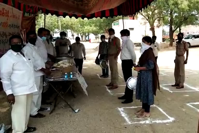 mid-day-meals-arranged-to-the-employees-by-the-minister-prashanth-reddy-in-nizamabad