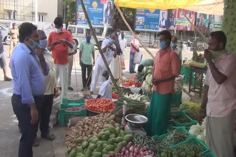 தற்காலிக காய்கறி மார்க்கெட்டில் ஆய்வு மேற்கொண்ட நாகை மாவட்ட ஆட்சியர் பிரவீன் நாயர்