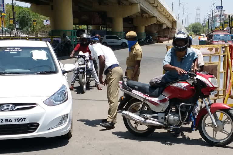 police high security at east delhi national highway-24 people are sent to isolation