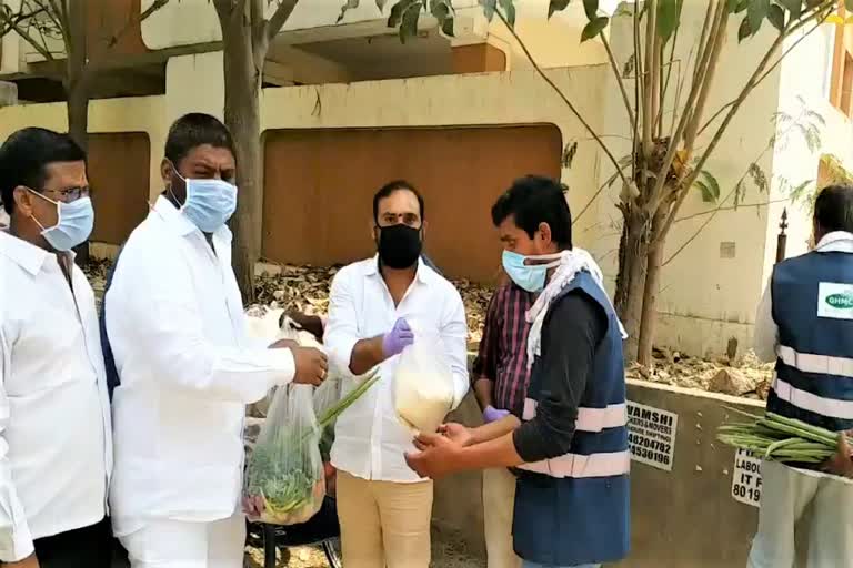 corporator  Jagdishwar Goud distributes rice and vegetables