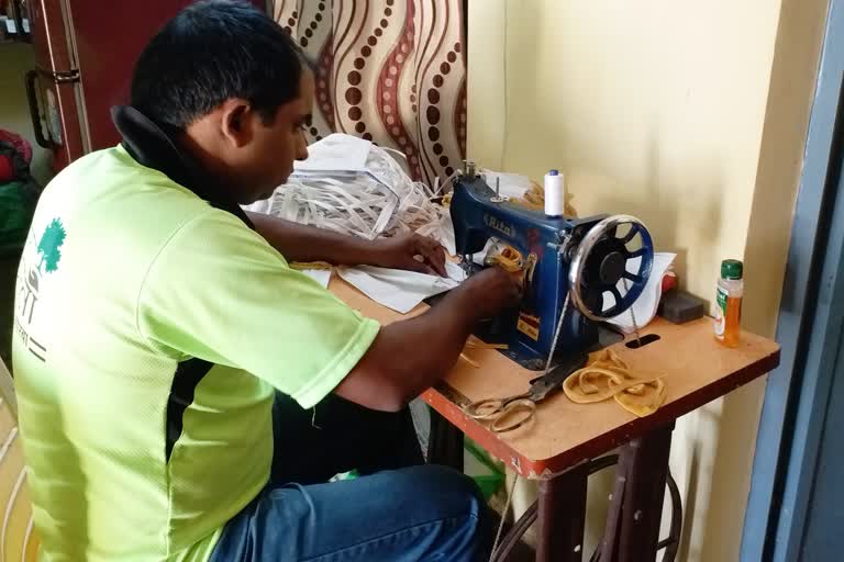 railway-workers-preparing-masks-in-korba