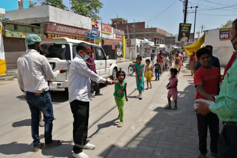 लॉकडाउन में एलडीए के कर्मचारियों ने किया भोजन वितरण.