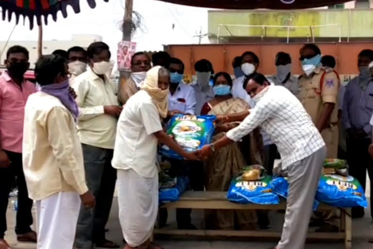 popa distributed essentials to the padmashali poor families in yadadribhuvanagiri