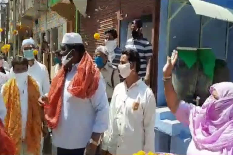 Muslim women showered flowers on officers in ujain