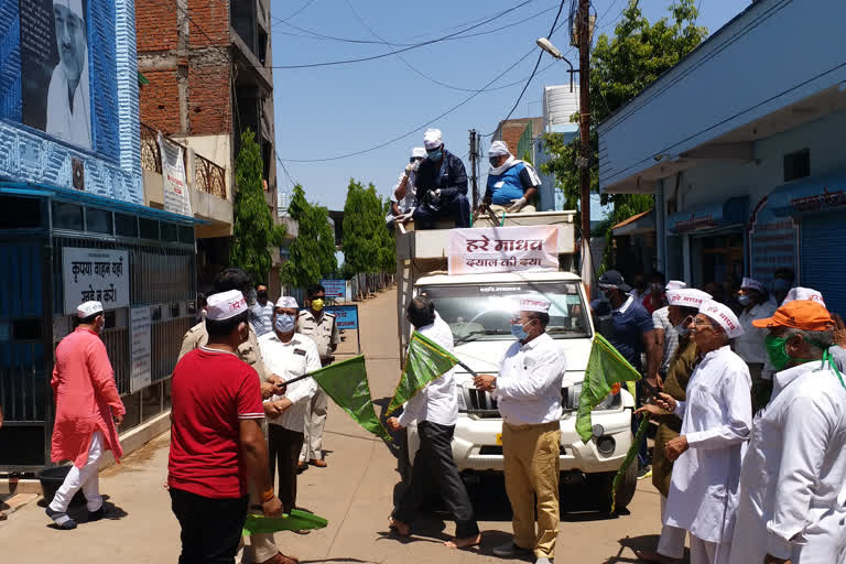 Service holders of Hare Madhav Satsang sprinkled sanitizer in wards in Katni