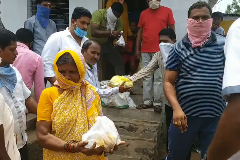 food packets distribution to the poor people by the ayyappa sevasamiti in warangal