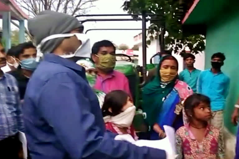 Collector Kartikeya Goyal go on visit to balodabazar in rain