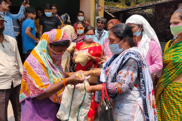 লকডাউনে কর্মহীনদের পাশে বৃহন্নলা সমাজ