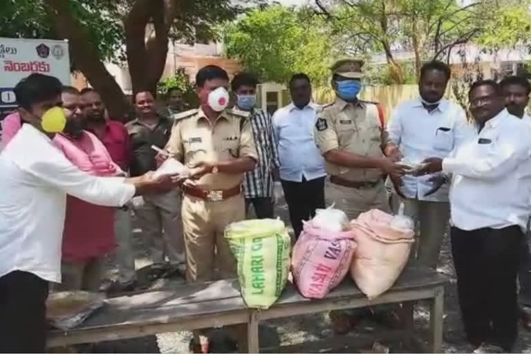 old students at vempalle kadapa district distribute food for police, journalists