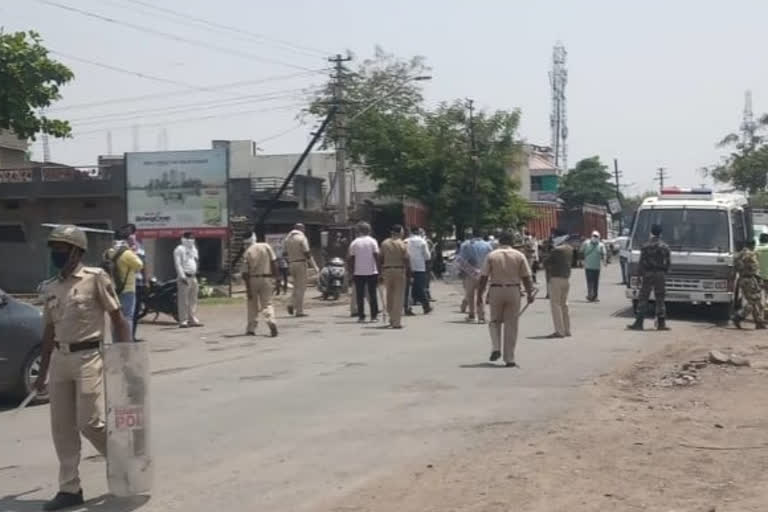 stone pelting on police