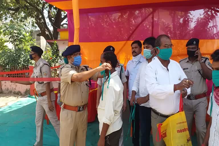 Social organizations distributed masks in garhwa