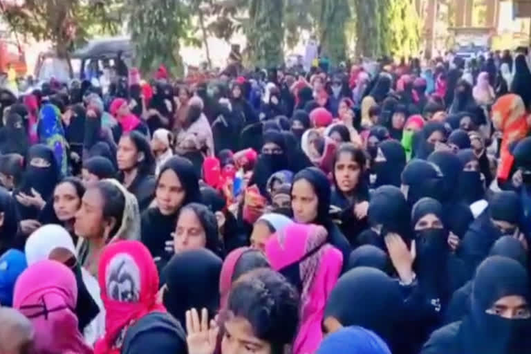 crowds-of-women-gathered-by-mla-in-thane