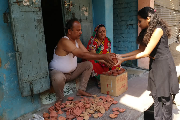 rajesh-prajapati-of-ujjain-distributed-free DIYAS