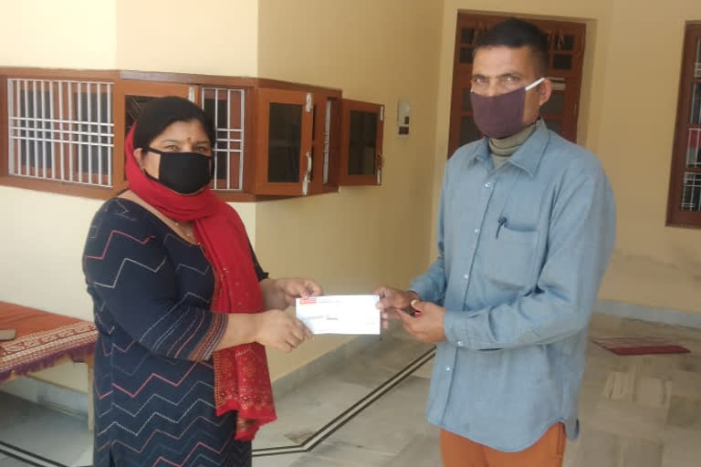 sanjay pathania donated 21000 rupees check to fight corona virus