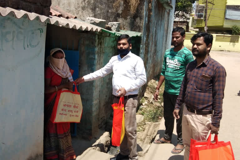 खाद्य सामग्री बांटते संस्था