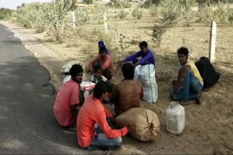 जैसलमेर से मध्यप्रदेश के लिए पैदल निकला दिहाड़ी मजदूरों का परिवार, Family of daily laborers on foot from Jaisalmer to Madhya Pradesh