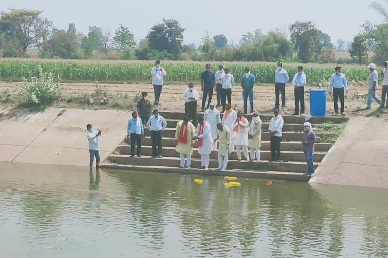 Both MLAs prayed after reaching the main canal of Undrakachcha