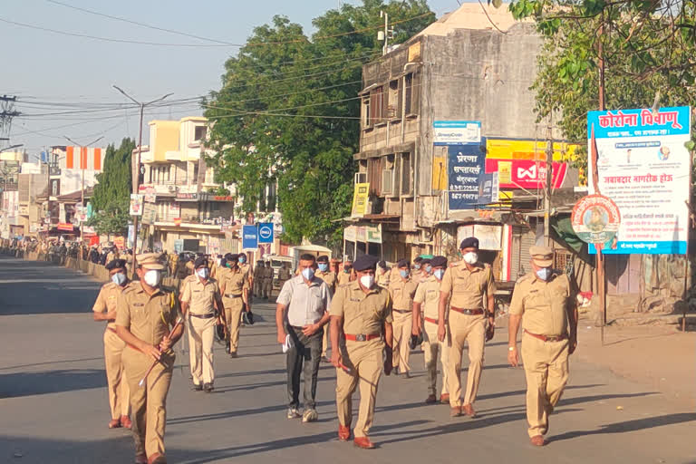 लॉकडाऊनच्या पार्श्वभूमीवर जिल्हा पोलीस दलाचे पथसंचलन