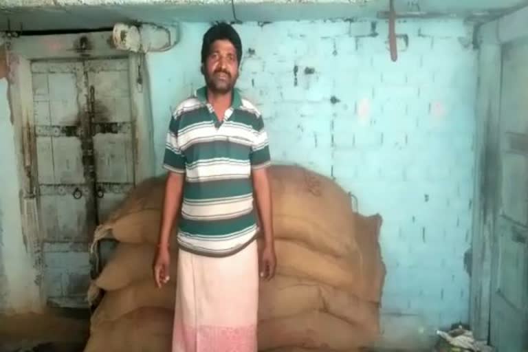 Black marketing of government ration in Chatra, PDS, Corona effect, Kovid-19, Jharkhand lockdown, चतरा में सरकारी राशन की कालाबाजारी, पीडीएस, कोरोना इफेक्ट, कोविड-19, झारखंड लॉकडाउन