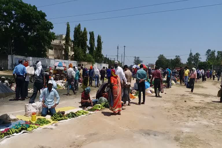 Social distance was not seen in the vegetable market of Anuppur