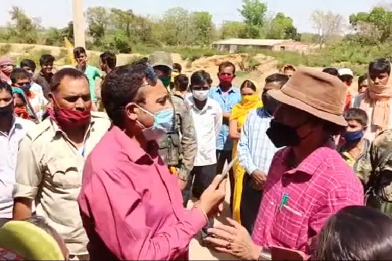 PDS shopkeepers doing arbitrary distribution of ration in giridih