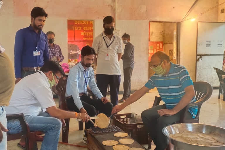 Food is being prepared by the municipality in rajgarh