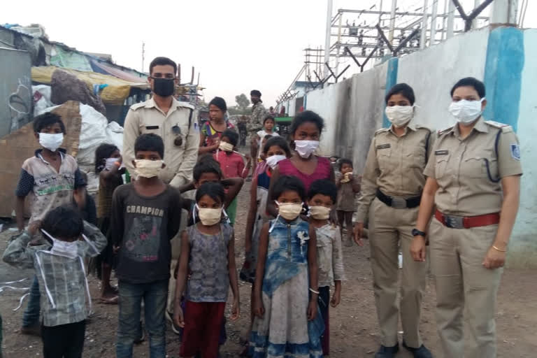 Police distribute masks to poor children for free