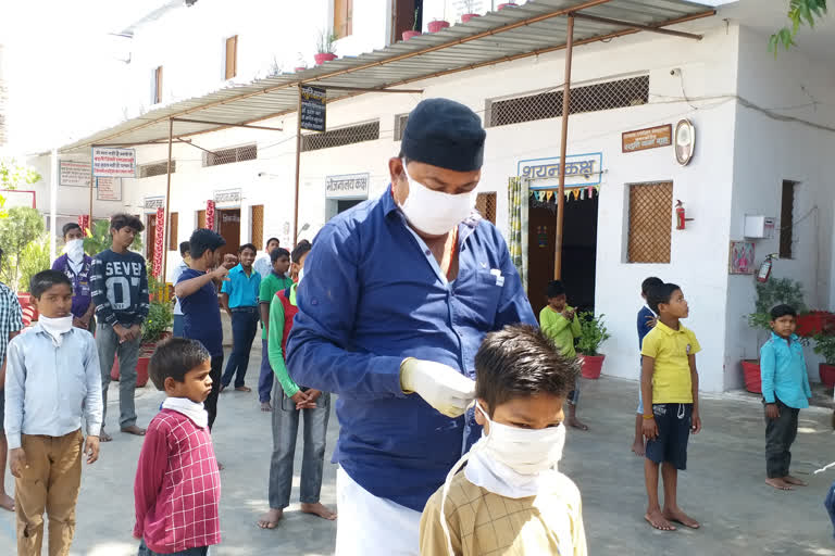 rss workers are providing mask to the people of chhatarpur