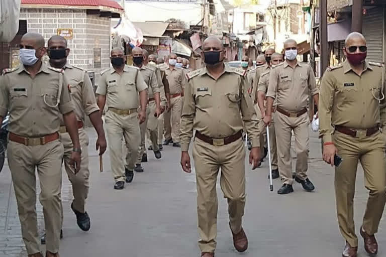 आगरा पुलिस का 'कोरोना मुंडन' हर कोई कर रहा सराहना.