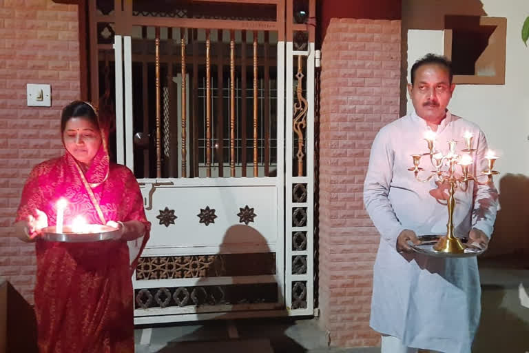 In Jamnagar, Minister of Food and Supplies Hakubha held a candle light with the family.