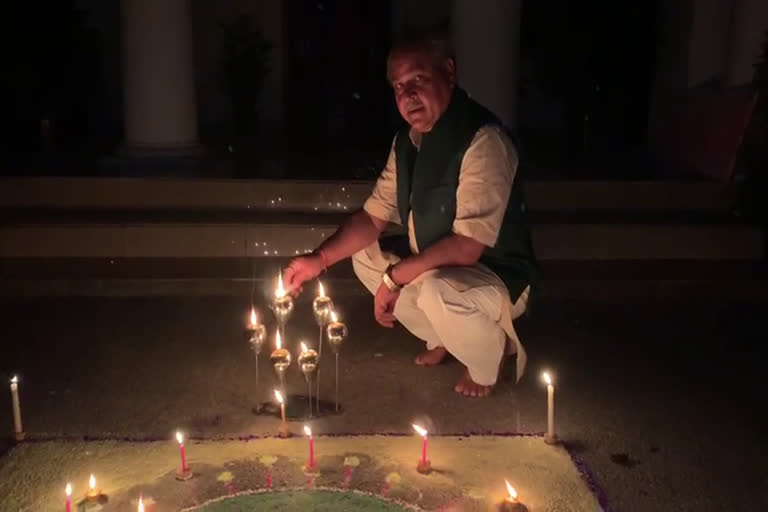 Union Minister Narendra Singh Tomar lit the lamp