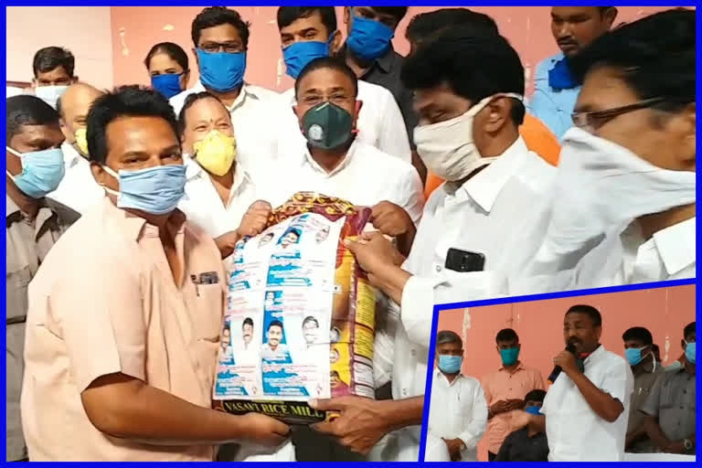 minister adimulapu suresh distributes groceries to journalists at prakasam district