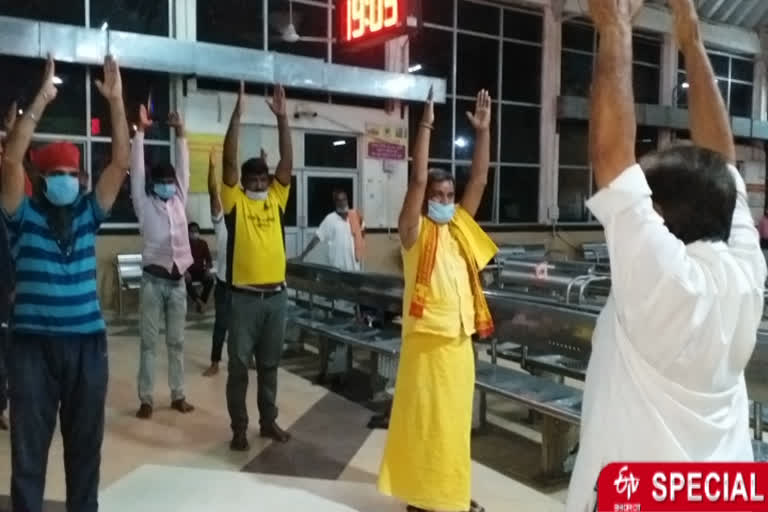 many passengers got stuck at varanasi cantt railway station