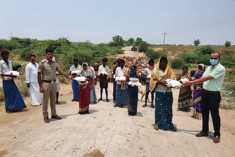 ಕುರಿಗಾಹಿಗಳಿಗೆ ಆಹಾರಧಾನ್ಯ ವಿತರಿಸಿದ ಸನ್ಮಾರ್ಗ ಗೆಳೆಯರ ಬಳಗ