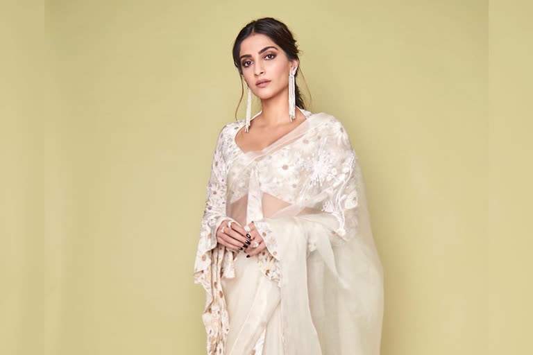 Sonam kapoor, Sonam kapoor news, Sonam kapoor updates, Sonam kapoor trolled, Sonam kapoor expressed her displeasure about firecrackers during lighting diya netizens posted her Diwali pictures, सोनम कपूर, सोनम कपूर हुईं ट्रोल, सोनम कपूर ने किया यह ट्वीट