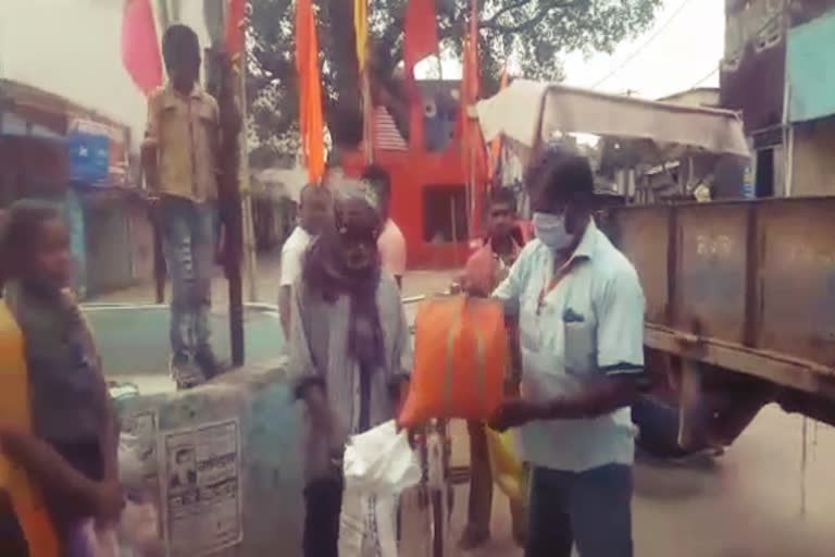 Ration provided to daily wage laborers in Bundu of Ranchi