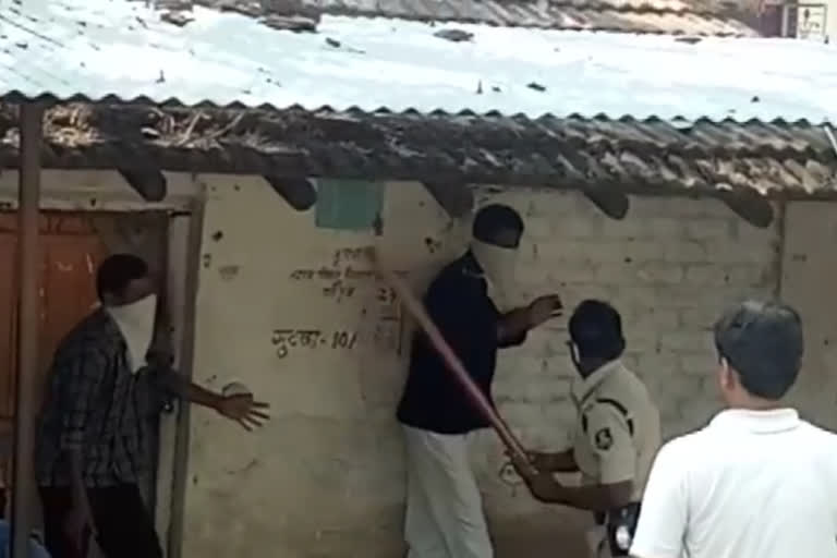 Two people entered Betul to take gutkha from Maharashtra, Police beat in betul