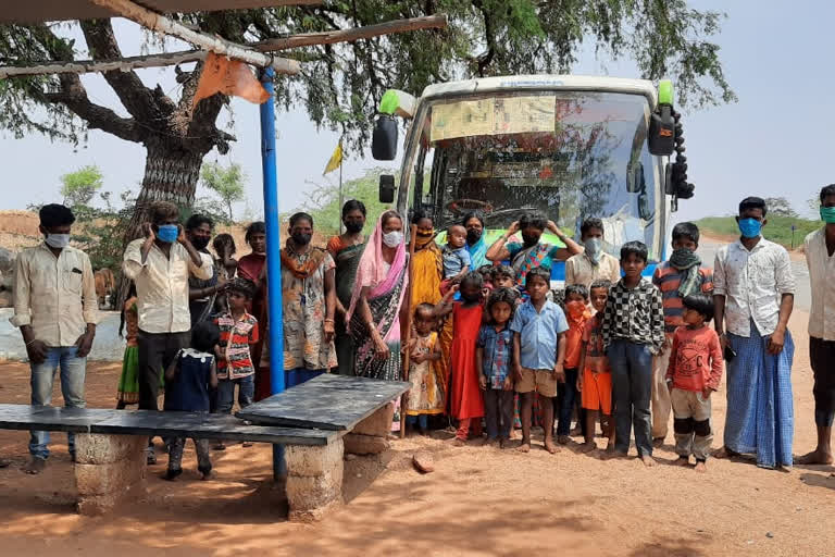 ಅಸಹಾಯಕ ಸ್ಥಿತಿಯಲ್ಲಿ  ಗುಳೆ ಕಾರ್ಮಿಕರು