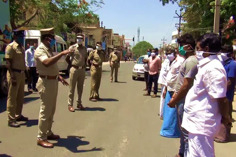 ஊரடங்கை மீறியவர்களிடமிருந்து போக்குவரத்து போலீசார் அபராதமாக 24 லட்சத்து 60 ஆயிரத்து 194 ரூபாய் வசூல்